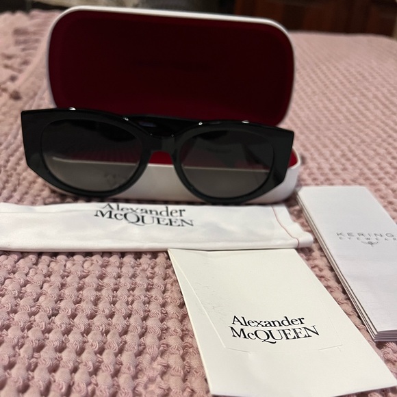 Alexander McQueen Graffiti Bold Black Sunglasses - Picture 7 of 7